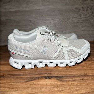 On cloud 5 In Pearl white 
Size 8 W